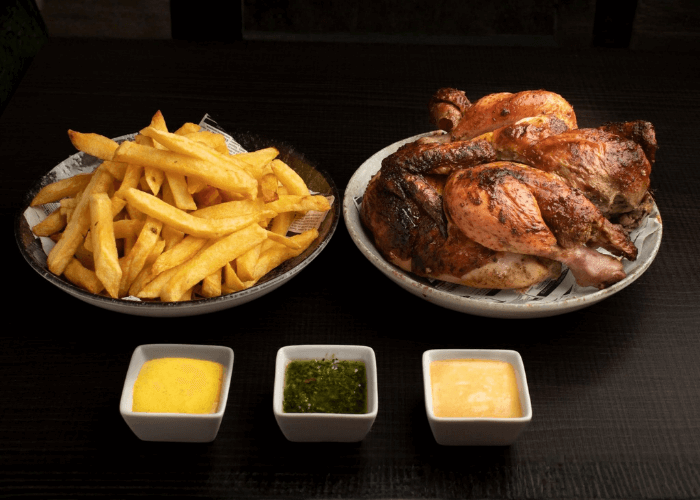 Pollo a la Brasa en mesa